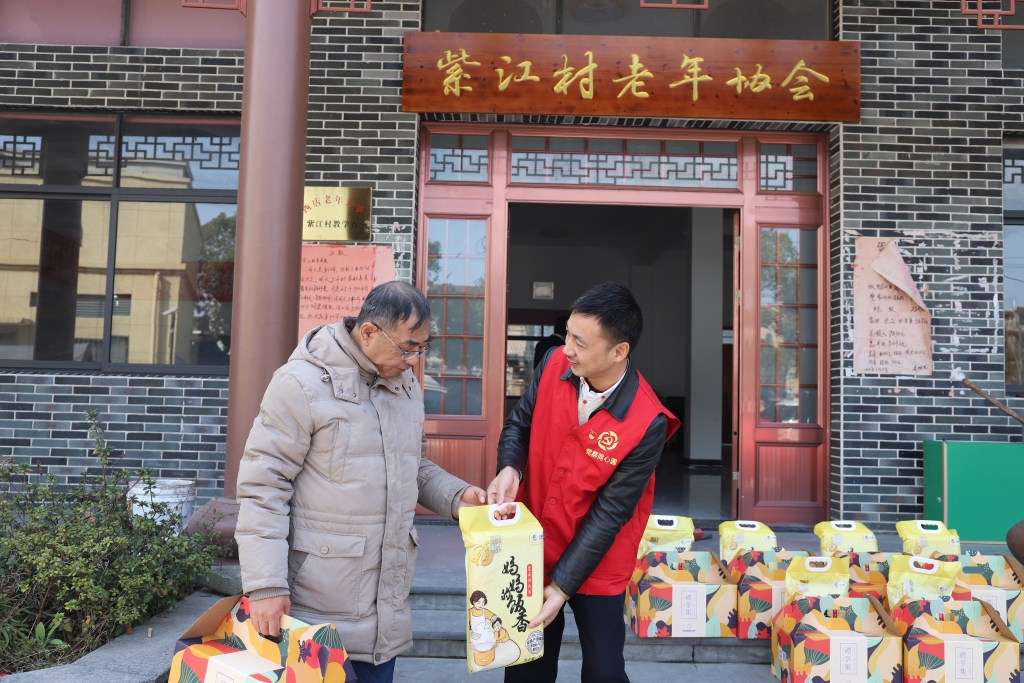 暖春意，敬老情-华体会登录注册-华体会（中国）多年坚持慰问孤寡老人